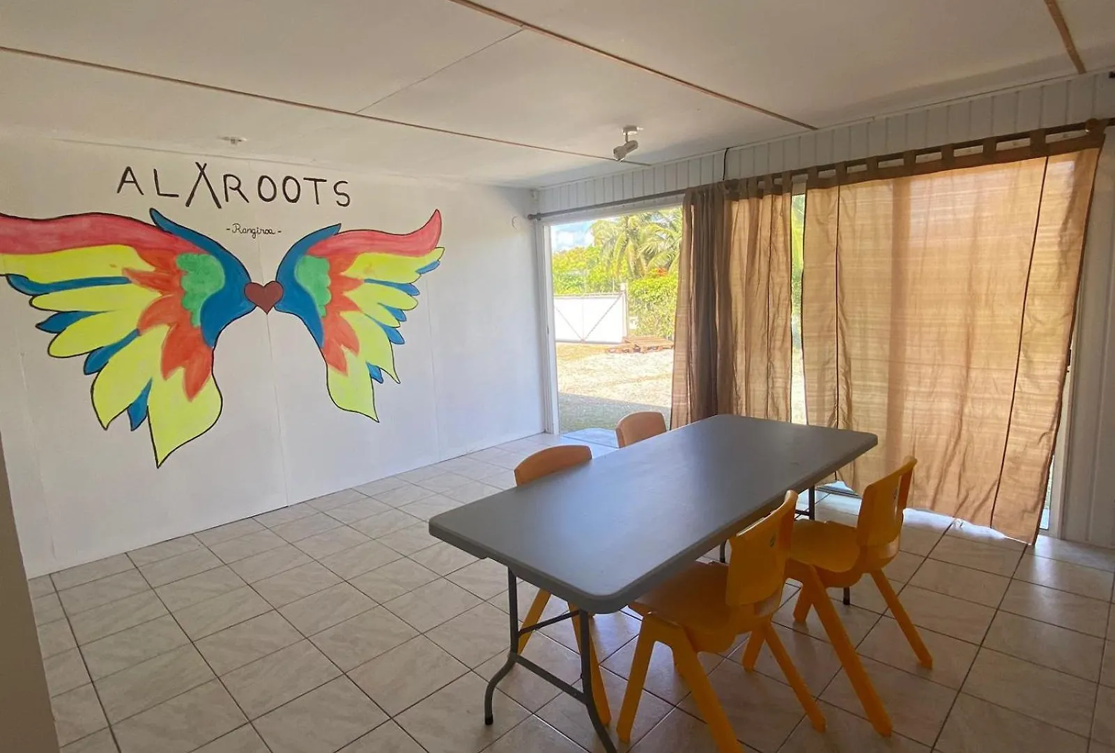 אכסניה הוסטל Alaroots Rangiroa